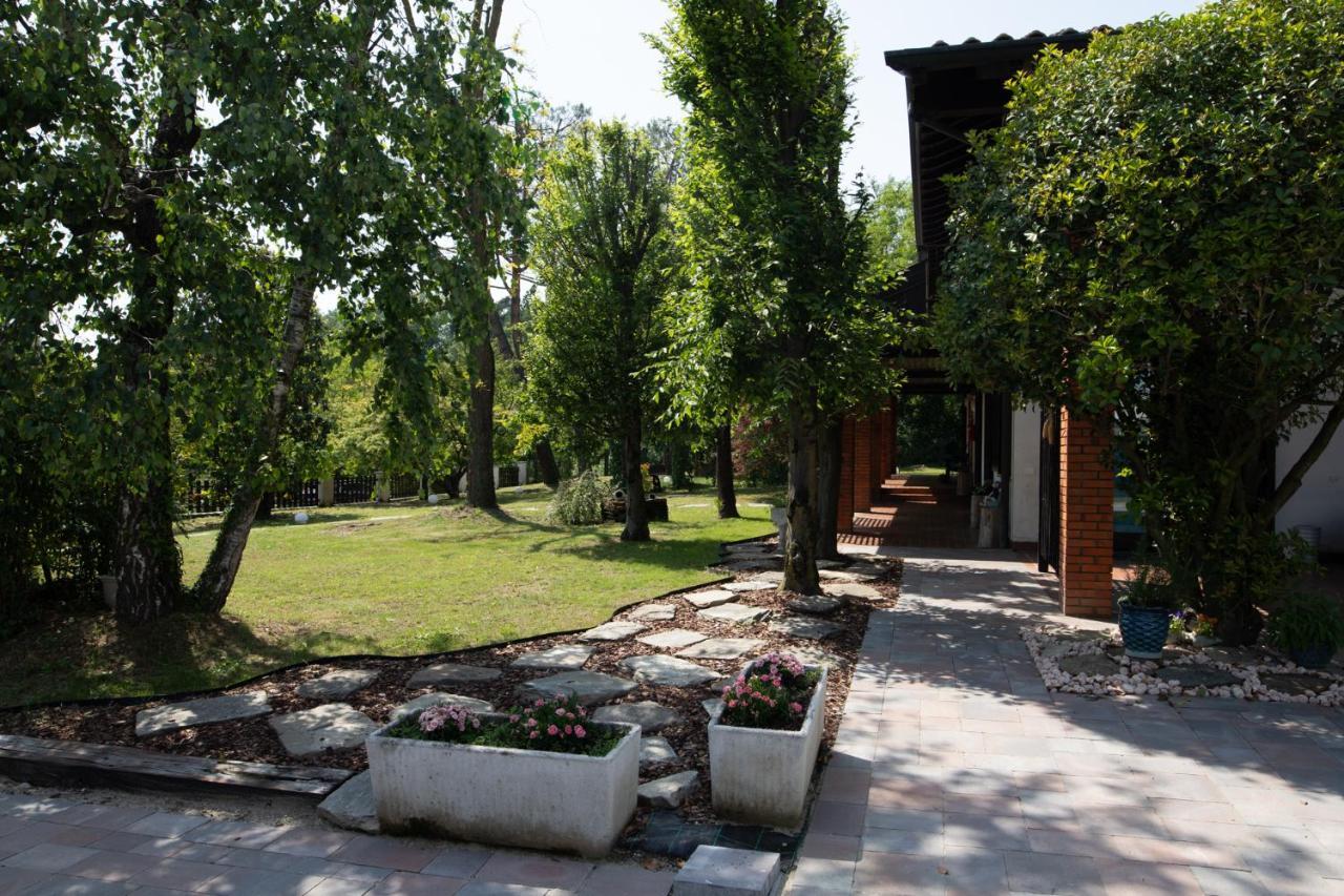 Villa De Alberti Vergiate Bagian luar foto